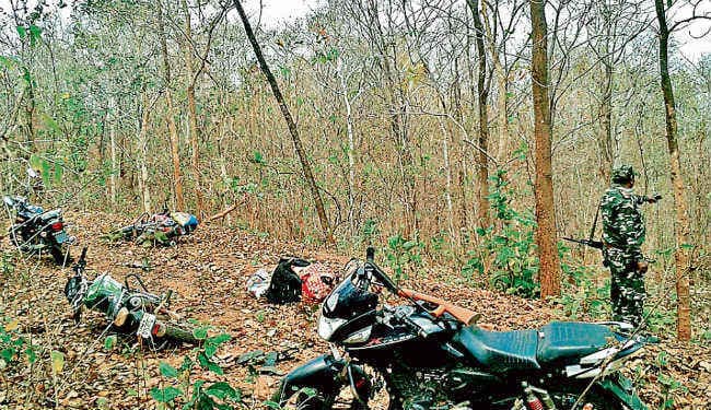 पीएलएफआइ से पुलिस की मुठभेड़, पांच बाइक, राइफल बरामद