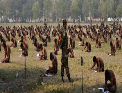 बिहार में कपड़े उतरवा कर परीक्षा लेने का मामला गरमाया, पर्रिकर ने मांगी रिपोर्ट