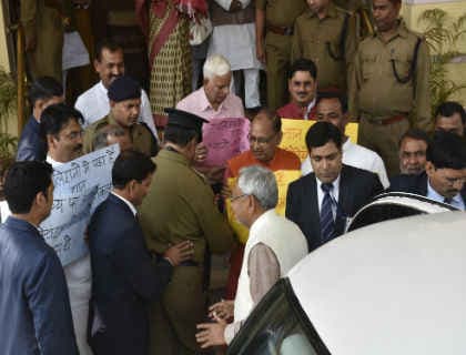 बिहार विधानसभा सत्र : धान खरीद को लेकर हंगामे के साथ मिली नीतीश को जन्मदिन की बधाई