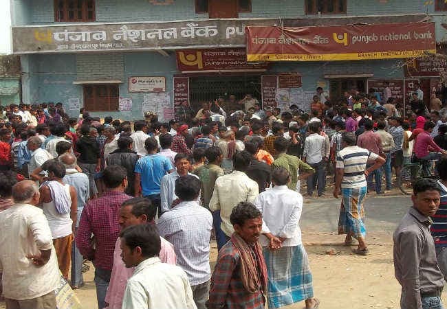 BIHAR : सीवान में दिनदहाड़े बैंक से 10 लाख की लूट, एक गिरफ्तार