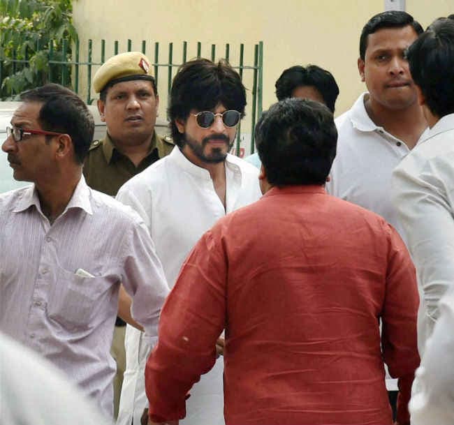 PHOTOS : शाहरुख खान के ससुर का निधन, फैमिली संग पहुंचे दिल्ली