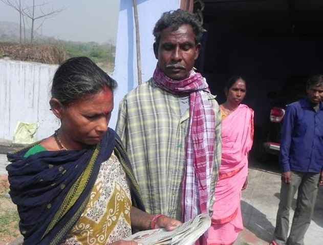 पाकिस्तान से लौटी गीता को जामताड़ा निवासी सोखा किस्कु ने बताया अपनी बेटी