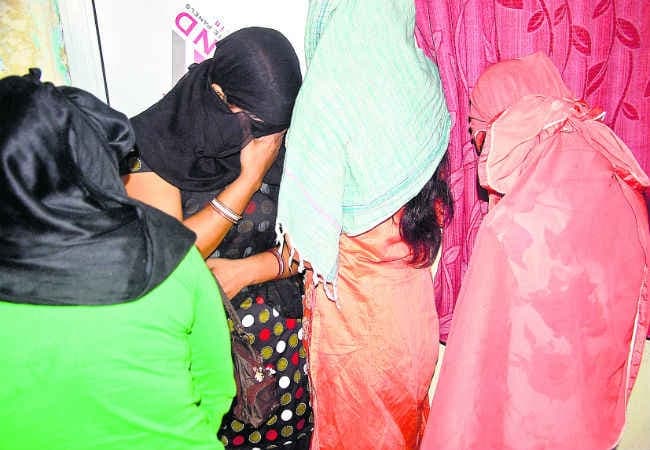 हाजीपुर में एक दर्जन होटलों में छापेमारी, आपत्तिजनक हालत में पकड़े गए युवक-युवतियां