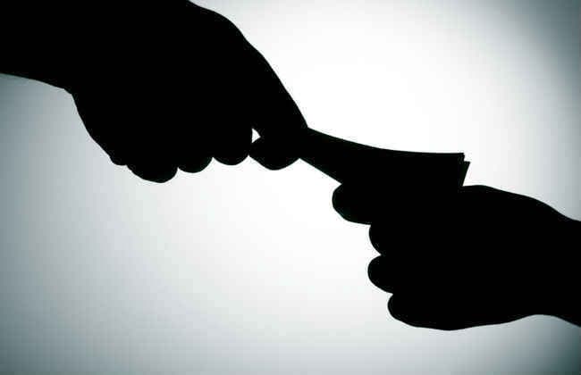 घाटो में घूस लेते क्लर्क गिरफ्तार