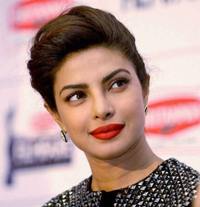 प्रियंका चोपड़ा की ''चिकन'' रेस देखकर हैरान हो जायेंगे आप, देखें वीडियो