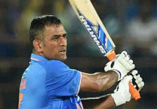 तेज आंधी और बारिश भी नहीं रोक पायी धवन का धमाल और धौनी का विजयी छक्का