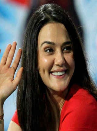 ...जब घुटने के बल झुककर जीन ने थामा था प्रीति का हाथ, देखें वीडियो