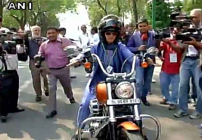 हार्ले डेविडसन से संसद पहुंचीं MP रंजीता रंजन, VIDEO
