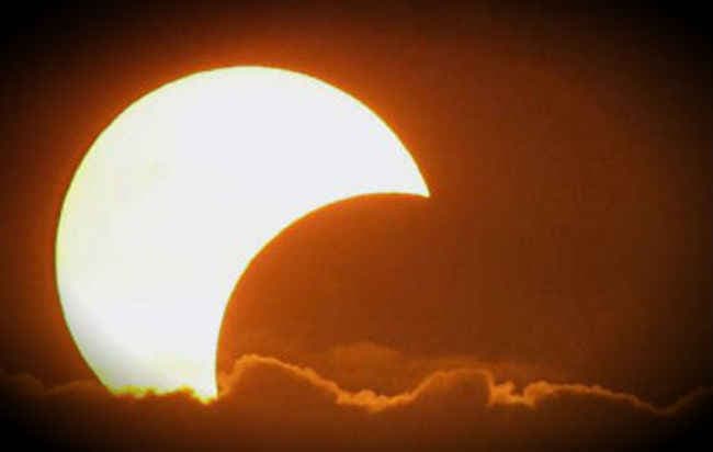 समूचे इंडोनेशिया में पूर्ण सूर्यग्रहण, एशिया में आंशिक ग्रहण का देखा गया नजारा