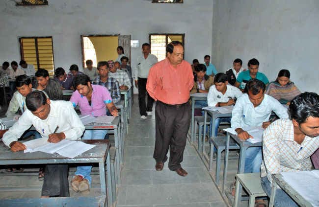BIHAR : मैट्रिक परीक्षा केंद्रों पर धारा 144, पकड़े गये तो जेल