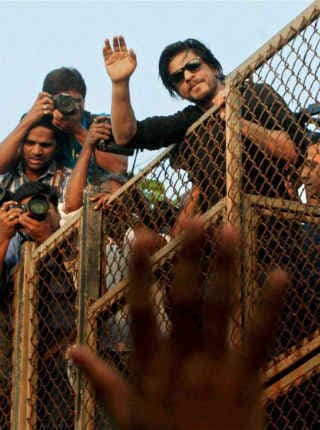 क्‍यों अपने इस फैन को ट्विटर पर ही जॉब ऑफर कर दी शाहरुख ने ? वीडियो