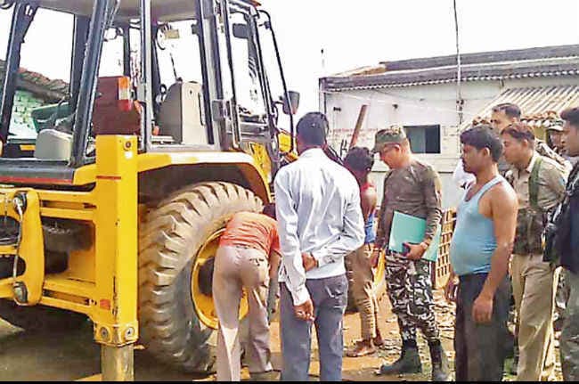 चंदवा में उग्रवादियों ने दो को पीटा, जेसीबी तोड़ी