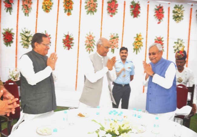 राज्यपाल ने नाश्ते पर बुलाया, मंत्रियों के साथ राजभवन पहुंचे CM नीतीश