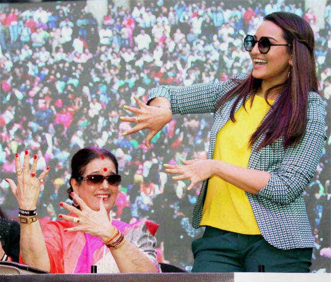 नाखून रंगने में सोनाक्षी ने बनाया वर्ल्ड रिकॉर्ड, देखें तसवीरें