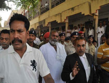 Bihar : रेप के आरोपी फरार राजद MLA का कोर्ट में सरेंडर, क्या कहा विधायक ने, पढ़ें पूरी रिपोर्ट