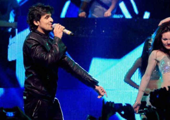 सोनू ने गाया ''FIRST DATE'' गाना, वीडियो में देखें म्‍यूजिकल शॅार्ट फिल्‍म