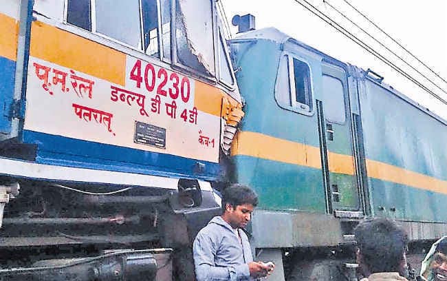 मालगाड़ी से टकराया इंजन, रेल सेवा ठप