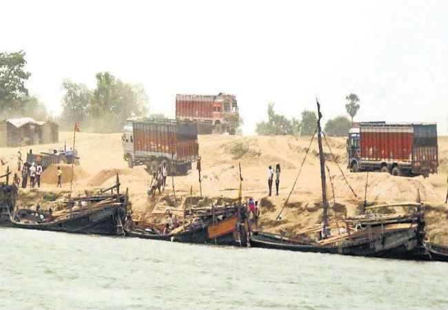बिहार : बालू उठाव पर रोक के विरोध में सड़क व रेलवे ट्रैक जाम