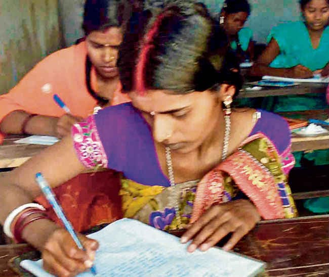 ससुरालवालों ने निकाला, फिर भी दी परीक्षा