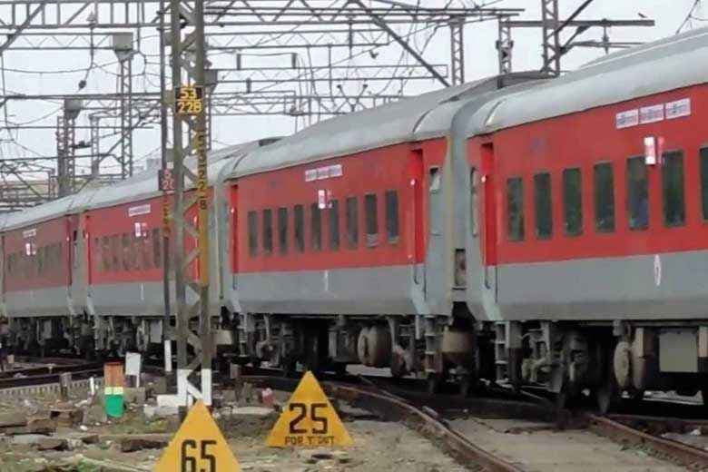 होली के लिए एक दर्जन ''स्पेशल ट्रेनें''