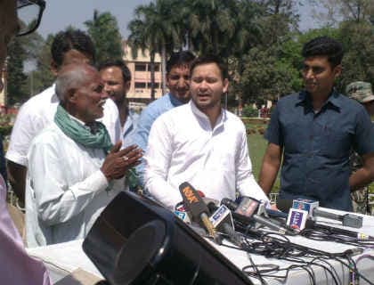 Bihar : बिहार विधानसभा में चायवाले के साथ पहुंचे तेजस्वी, PM मोदी पर साधा निशाना