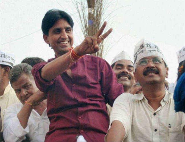 महिला से छेड़छाड़ के आरोप में कुमार विश्वास पर केस दर्ज !