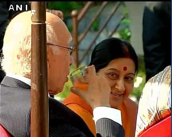 सार्क शिखर सम्मेलन के दौरान नास्ते पर मिले सुषमा-सरताज, दिखी गर्मजोशी