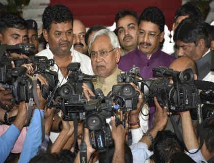 Bihar : किशनगंज जेलर को गिरफ्तारी के बाद हाजत में नहीं रखने पर अधिकारियों पर भड़के नीतीश, दारोगा सस्पेंड