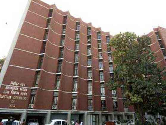 आयोग ने एक डीएम व चार एसपी को चुनाव ड्यूटी से हटाया