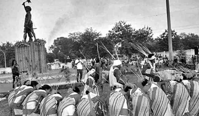 आदिवासी अस्मिता का सवाल