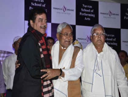 शत्रु के किताब विमोचन समारोह में बिहारी बाबू पर नीतीश-लालू ने डाले डोरे, कहा-अब तो खामोशी तोड़िये