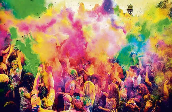 अध्यात्म आनंद : जीवन को रंगों से भर देती है होली