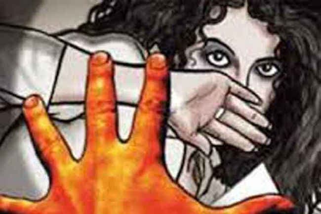 मालदा : बीच सड़क पर महिला से जोर-जबरदस्ती की कोशिश