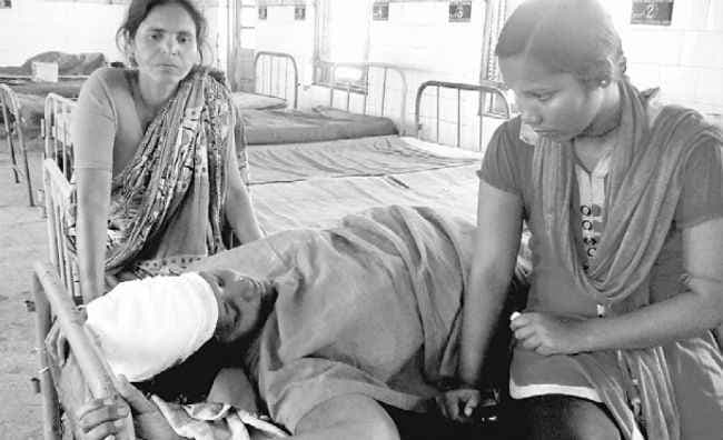 पैसा नहीं चुका पाने पर मां-बेटी की हत्या का प्रयास