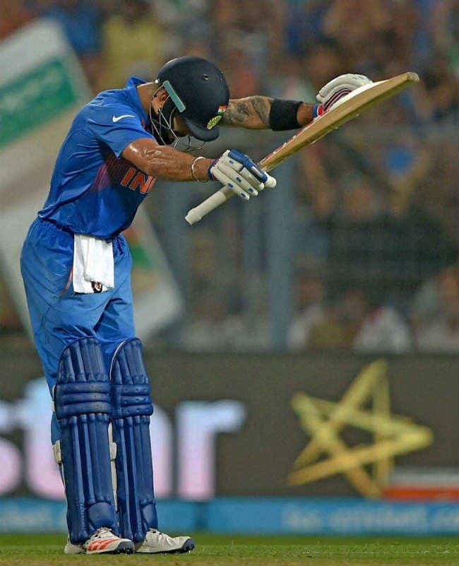 पाक को धूल चटाने के बाद कोहली ने सिर झुकाकर किया ''क्रिकेट के भगवान'' का अभिवादन