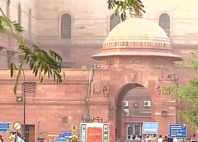 दिल्‍ली के साउथ ब्लाक में लगी आग पर काबू पाया गया