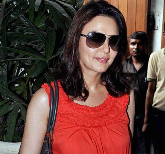 भारत की जीत पर प्रीति ने विदेश में मनाई पति संग होली, देखें तसवीरें