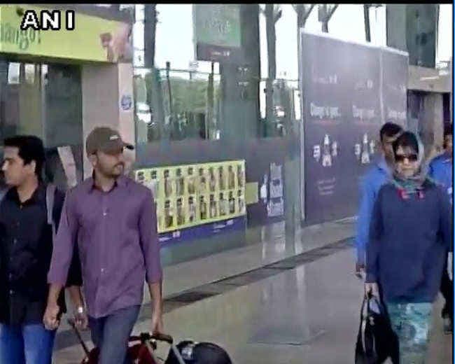 सरकार के लिए आखिरी कोशिश पर दिल्ली पहुंची महबूबा, राज्यपाल से मिले उमर