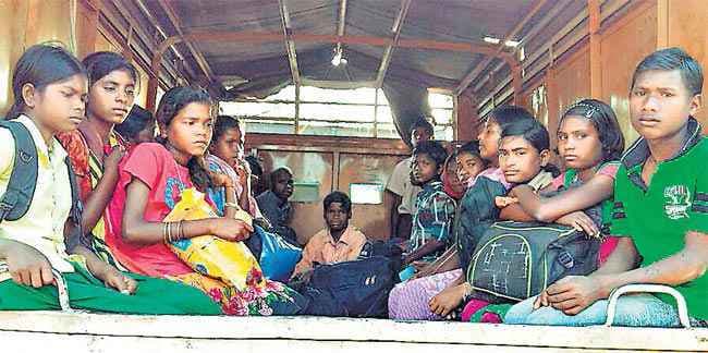 गुमला: 23 बच्चों को नक्सलियों के गढ़ से निकाला