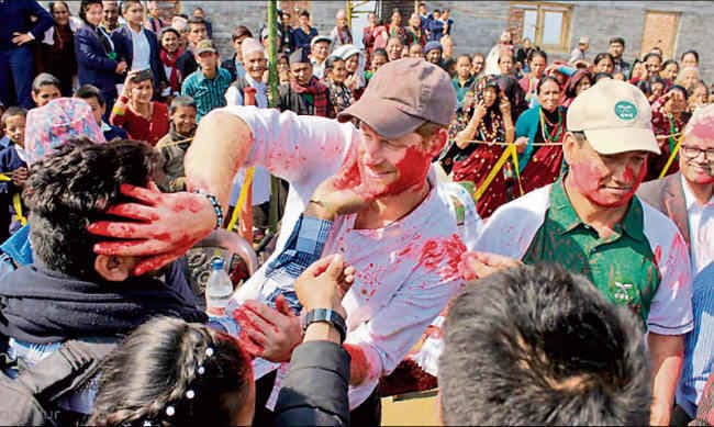 ब्रिटेन के राजकुमार ने काठमांडू में खेली होली, खूब उड़े गुलाल