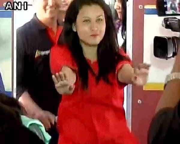 स्पाइसजेट के क्रू मेंबर्स ने प्लेन में डांस कर दी यात्रियों को होली की शुभकामनाएं, Video