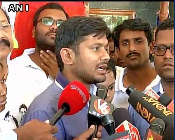 कन्हैया को हैदराबाद सेंट्रल यूनिवर्सिटी के अंदर जाने से पुलिस ने रोका, हंगामा