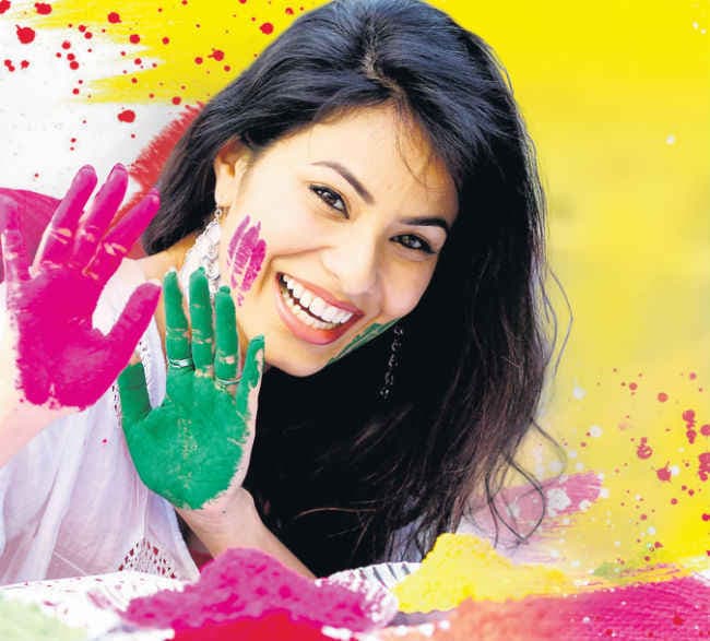 HAPPY HOLI : हर्बल कलर से सेहतमंद हो आपकी होली