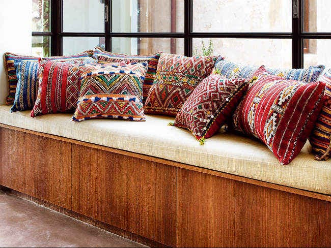 कुशन्स से बदलें अपने घर का लुक