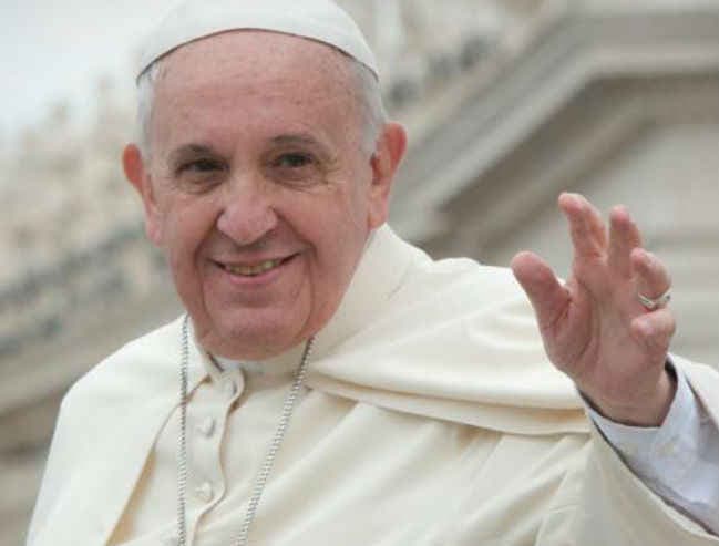 पोप ने मुस्लिम शरणार्थियों के पांव पखारे, कहा : ‘हम भाई हैं''