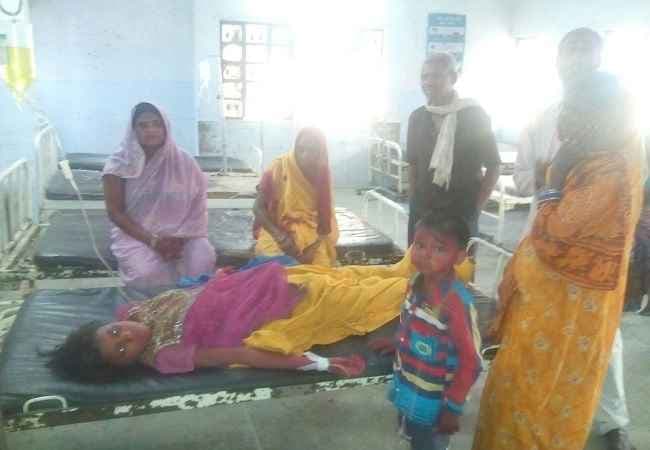 छेड़खानी का विरोध करने पर लड़की को सिगरेट से दागा