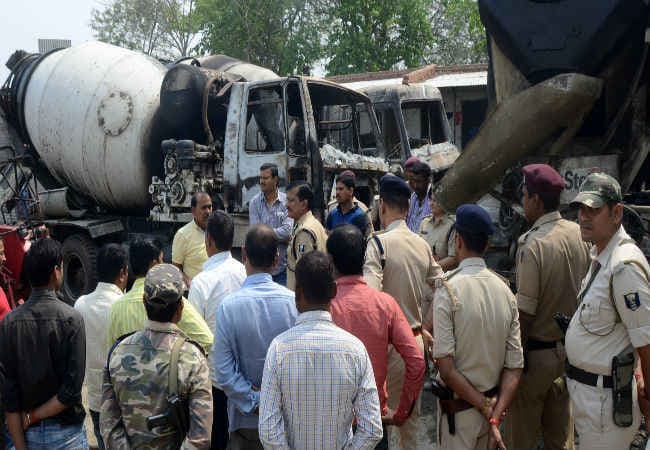 बिहार : रेल लाइन निर्माण में लगी कंपनी के बेस कैंप पर हमला, 14 गाड़ियां फूंकी