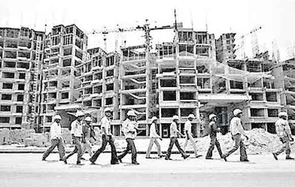 सफेद इमारतों के काले साये