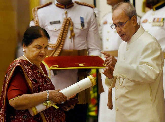 धीरुभाई अंबानी, श्रीश्री, खेर, देवगन सहित 56 को राष्‍ट्रपति ने दिये पद्म पुरस्कार