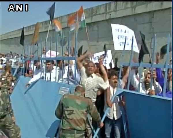 पाक JIT कर रही पठानकोट का दौरा, विरोधी बोले ISI के लिए बन रहा मोदी के घर बिरयानी